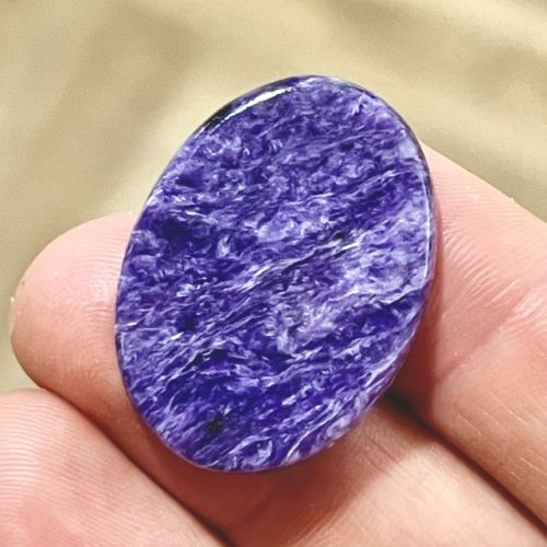 Czaroit kaboszon kamień do oprawy