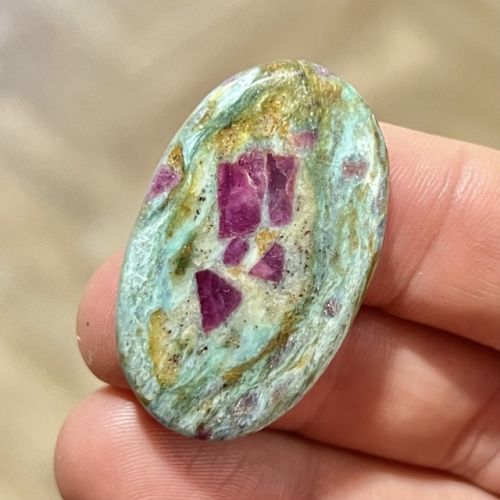 Fuchsyt kaboszon kamień ozdobny 39 x 24 mm
