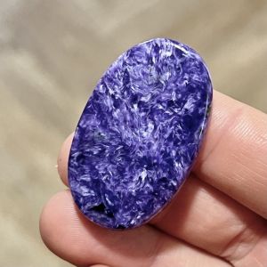 Czaroit kaboszon kamień do oprawy 43×27 mm