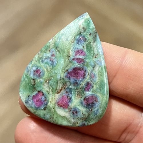 Fuchsyt kaboszon kamień ozdobny 43 x 33 mm